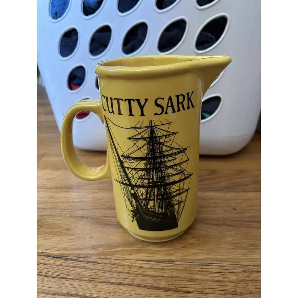 VTG CUTTY SARK Yellow Bar Ship Pitcher Scotch Whiskey Buckingham Scotland 6.75